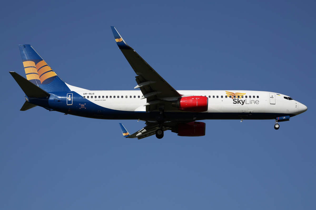 UR-SLG, SkyLine Express Airline (Samoloty » Spotting na EPWA » Boeing 737-800)