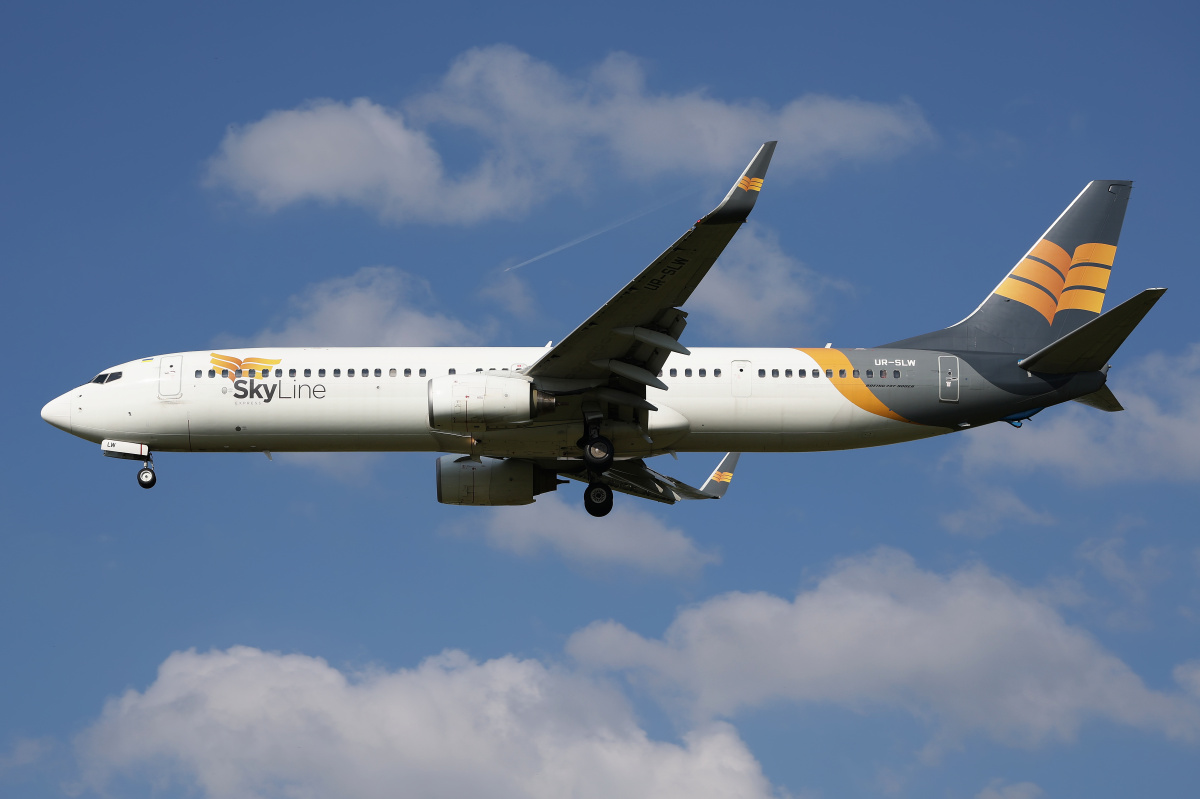 UR-SLW, SkyLine Express Airlines (Samoloty » Spotting na EPWA » Boeing 737-900)