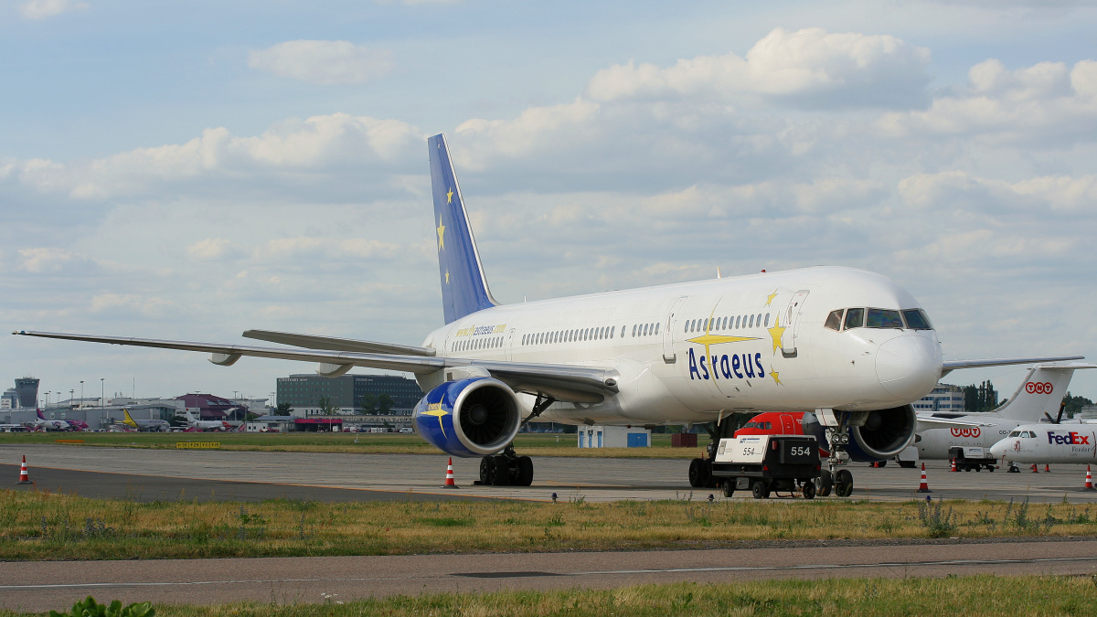 G-OJIB, Astraeus (Samoloty » Spotting na EPWA » Boeing 757-200)