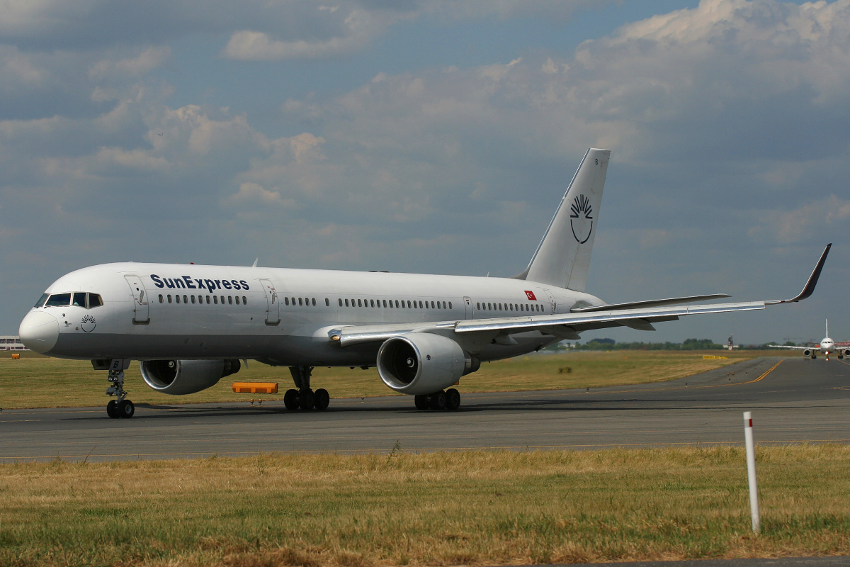 TC-SNB, SunExpress (Samoloty » Spotting na EPWA » Boeing 757-200)