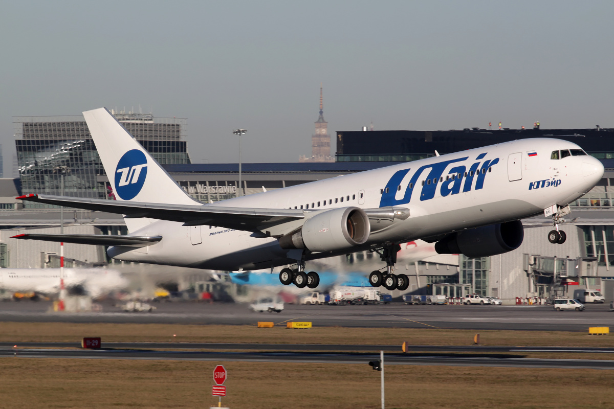 VP-BAL, UTair (Samoloty » Spotting na EPWA » Boeing 767-200)