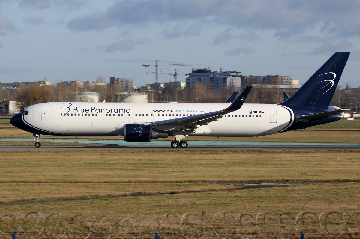 9H-KIA, Blue Panorama Airlines (Samoloty » Spotting na EPWA » Boeing 767-300)