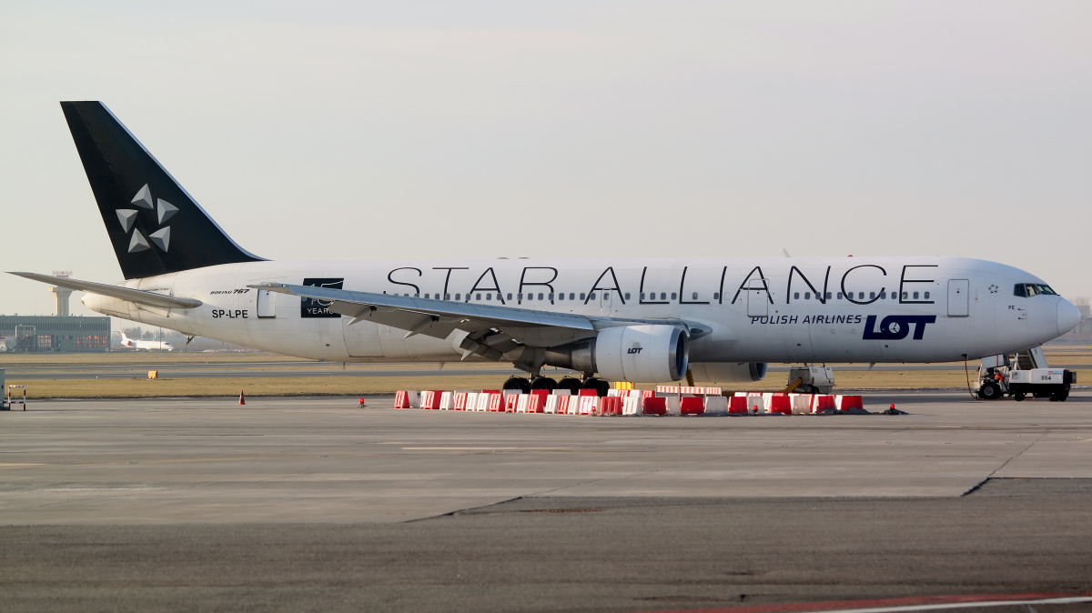 SP-LPE (Star Alliance - 15 Years livery) (Aircraft » EPWA Spotting » Boeing 767-300 » LOT Polish Airlines)