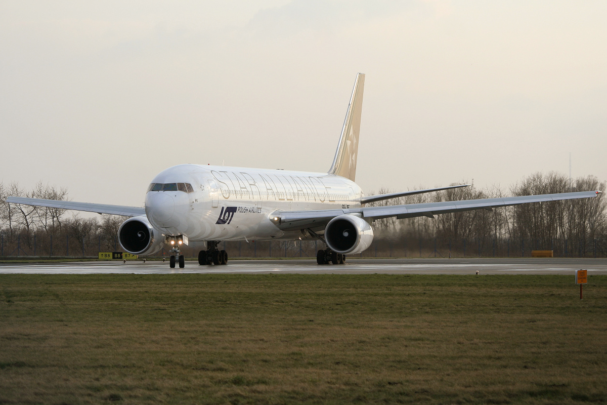 SP-LPE (Star Alliance livery) (Aircraft » EPWA Spotting » Boeing 767-300 » LOT Polish Airlines)