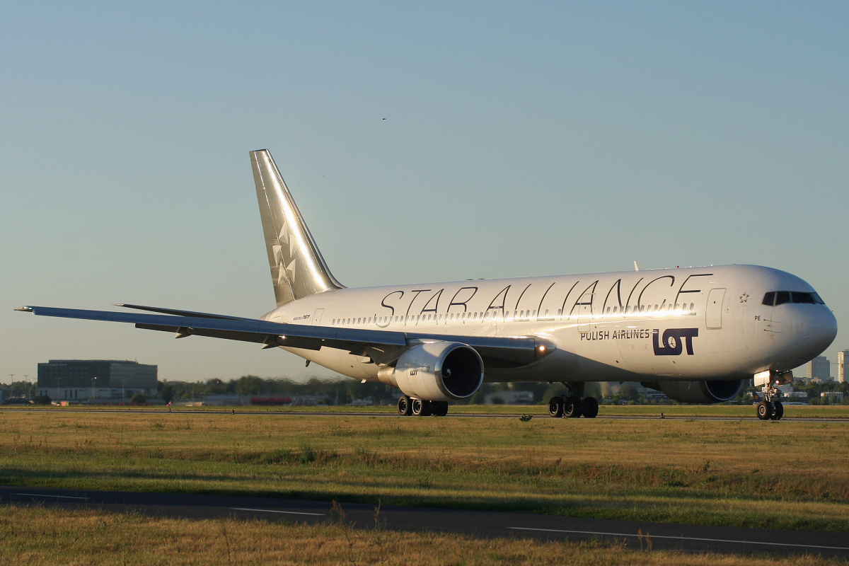 SP-LPE (Star Alliance livery)