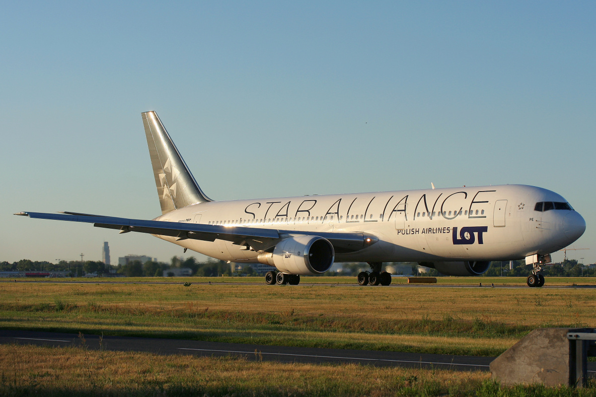 SP-LPE (Star Alliance livery)