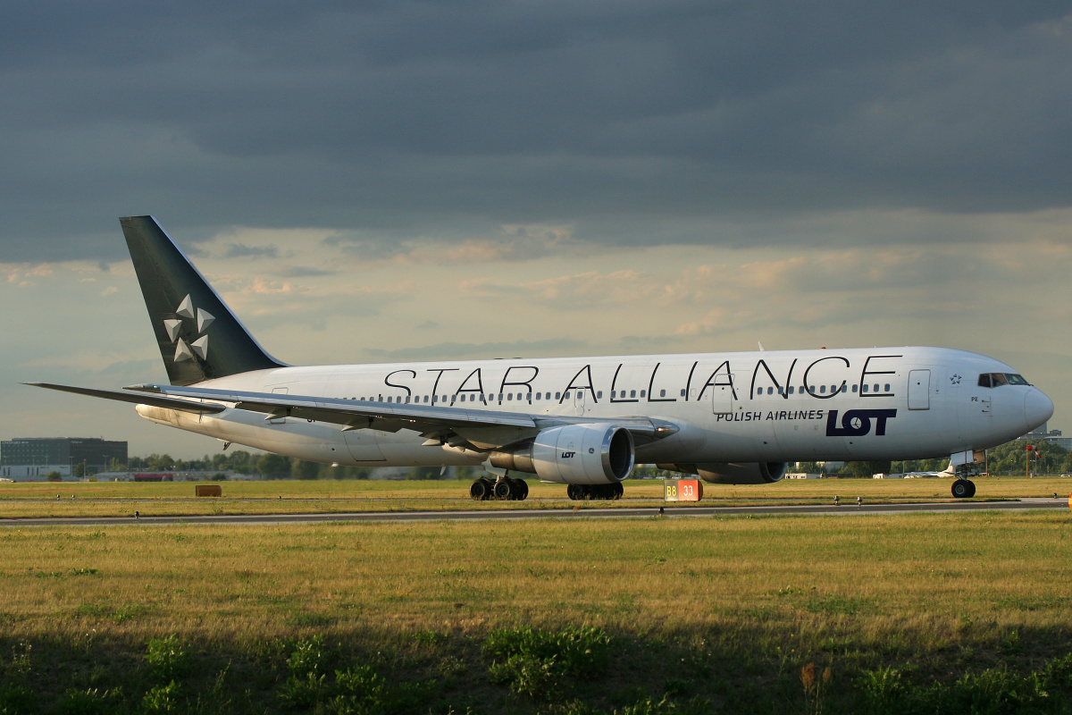 SP-LPE (Star Alliance livery) (Aircraft » EPWA Spotting » Boeing 767-300 » LOT Polish Airlines)