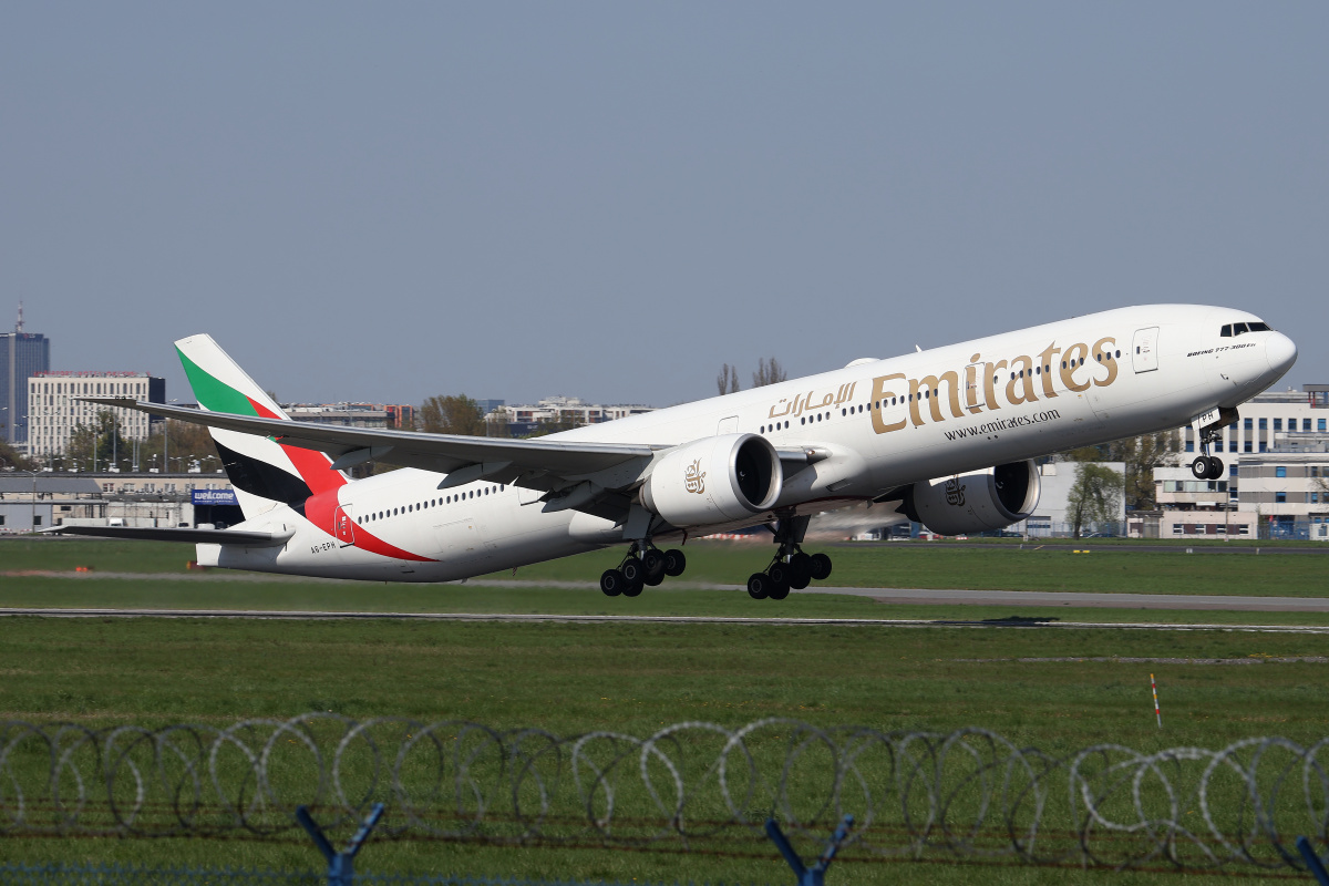 A6-EPH (Samoloty » Spotting na EPWA » Boeing 777-300ER » Emirates)