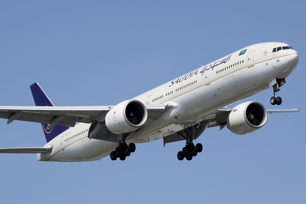HZ-AK35, Saudia (Samoloty » Spotting na EPWA » Boeing 777-300ER)