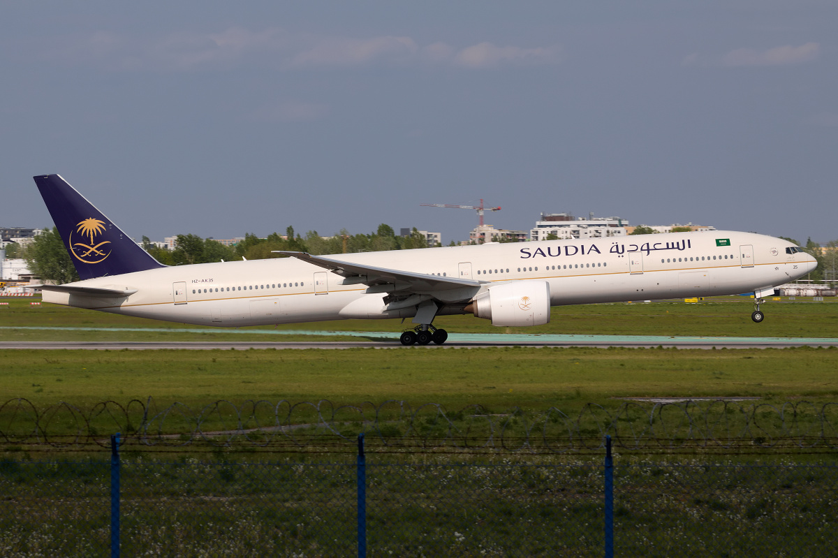 HZ-AK35, Saudia (Samoloty » Spotting na EPWA » Boeing 777-300ER)