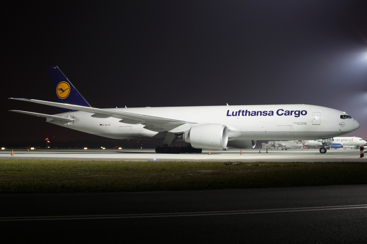 D-ALFA, Lufthansa Cargo (Aircraft » EPWA Spotting » Boeing 777F)