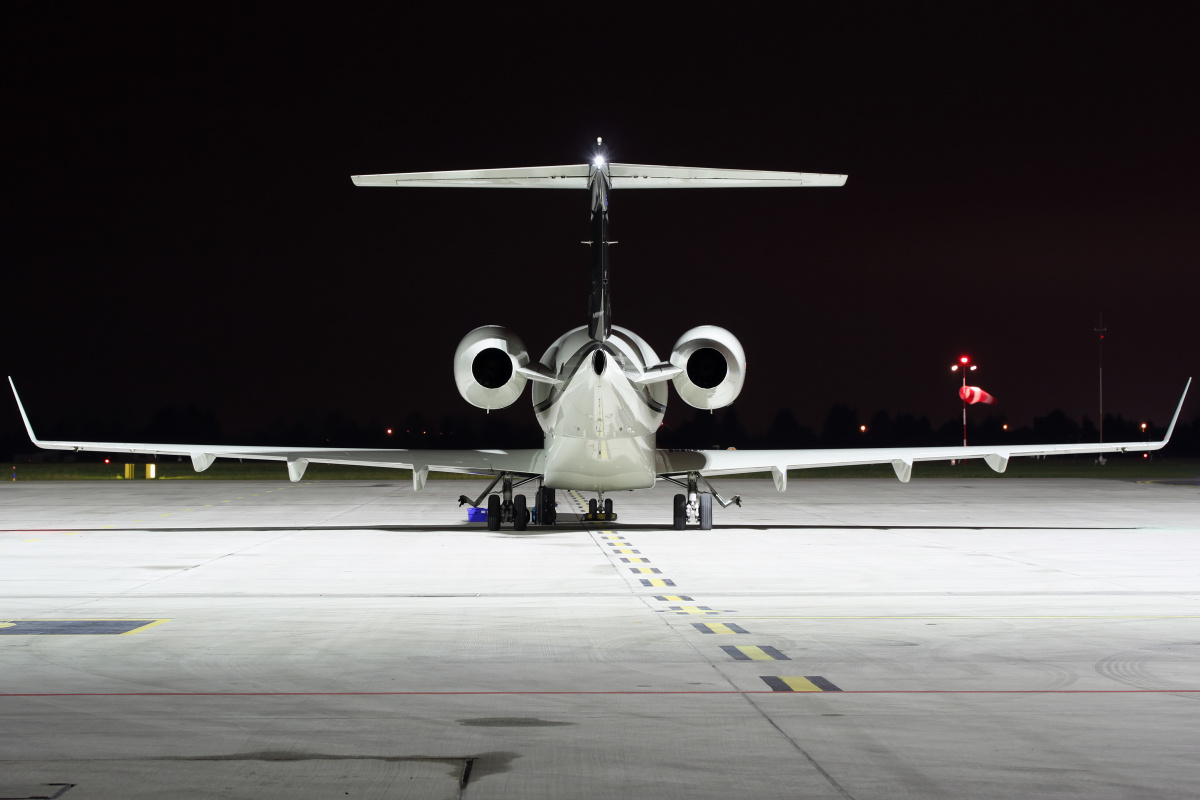 D-BEKP, Windrose Air Jetcharter (Aircraft » EPWA Spotting » Bombardier BD-100 Challenger 300)