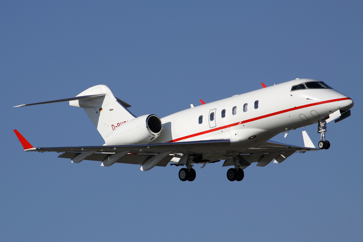 D-BUBI, Windrose Air Jetcharter (Samoloty » Spotting na EPWA » Bombardier BD-100 Challenger 300)