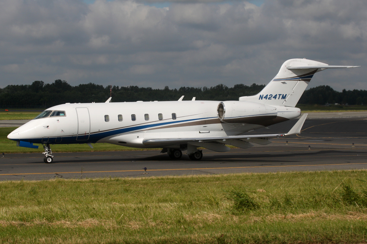 N424TM, EMC Corporation (Samoloty » Spotting na EPWA » Bombardier BD-100 Challenger 300)