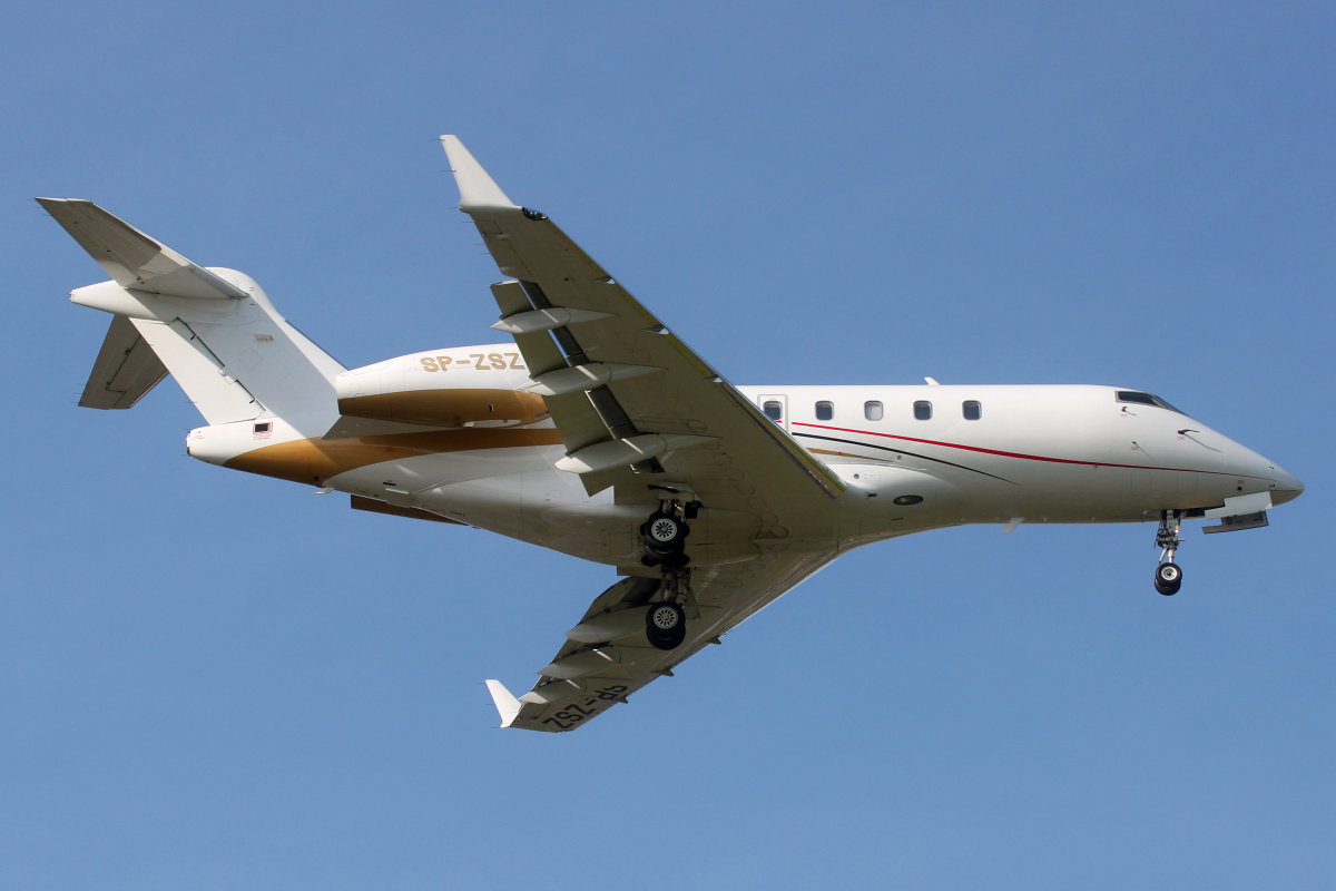 SP-ZSZ, Jet Story (Samoloty » Spotting na EPWA » Bombardier BD-100 Challenger 300)