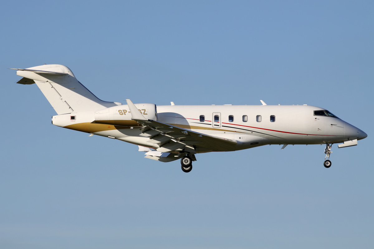 SP-ZSZ, Jet Story (Samoloty » Spotting na EPWA » Bombardier BD-100 Challenger 300)