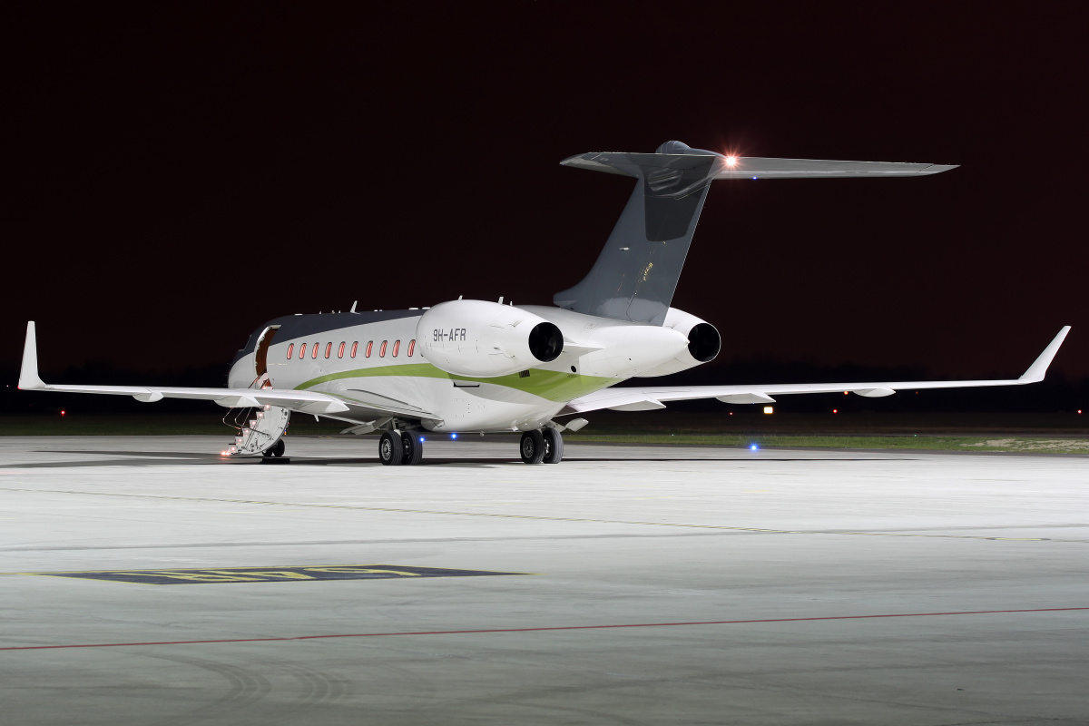 Global 5000, 9H-ARF, ComLux Aviation (Aircraft » EPWA Spotting » Bombardier BD-700 Global Express)