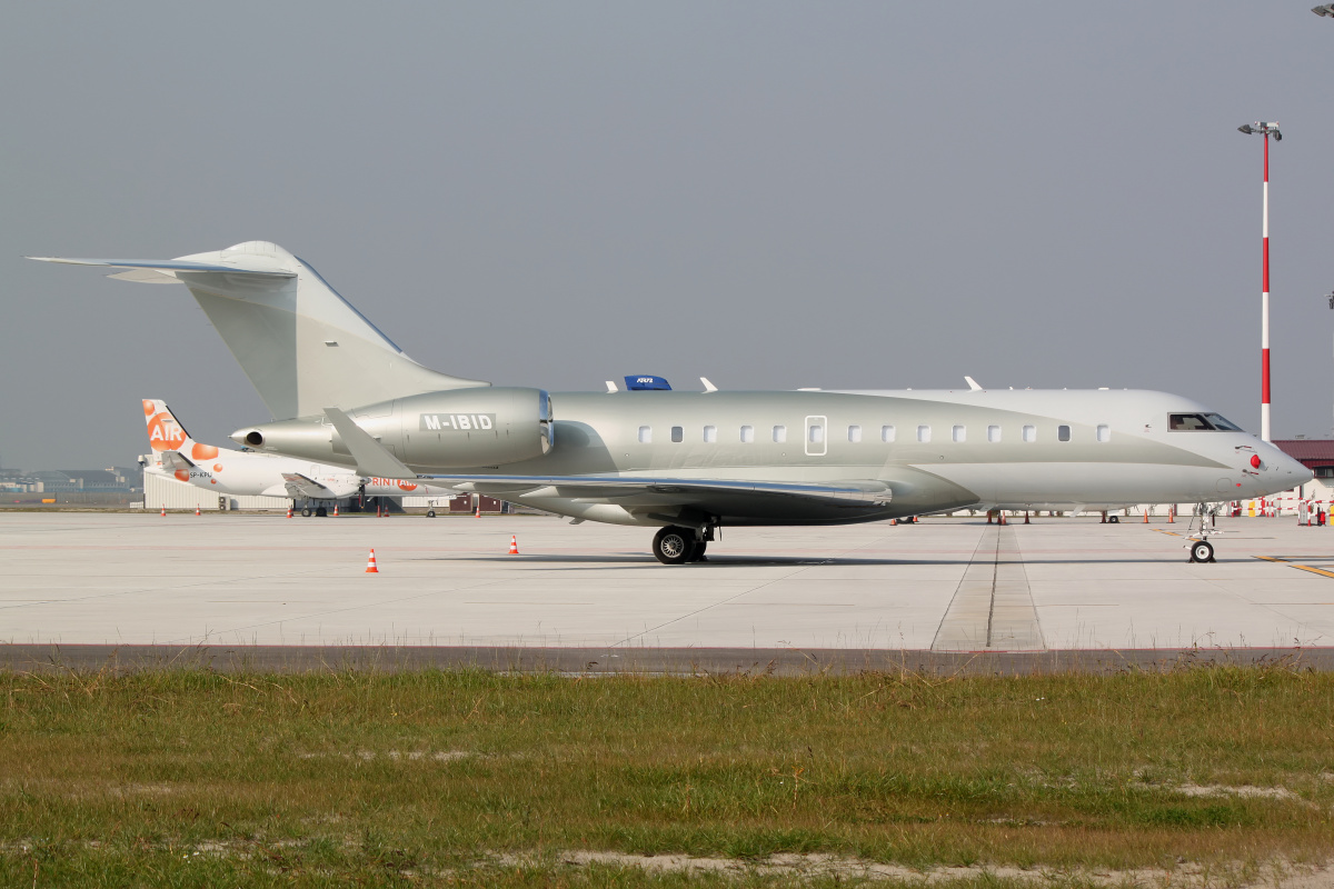 Global 5000, M-IBID, private (Aircraft » EPWA Spotting » Bombardier BD-700 Global Express)