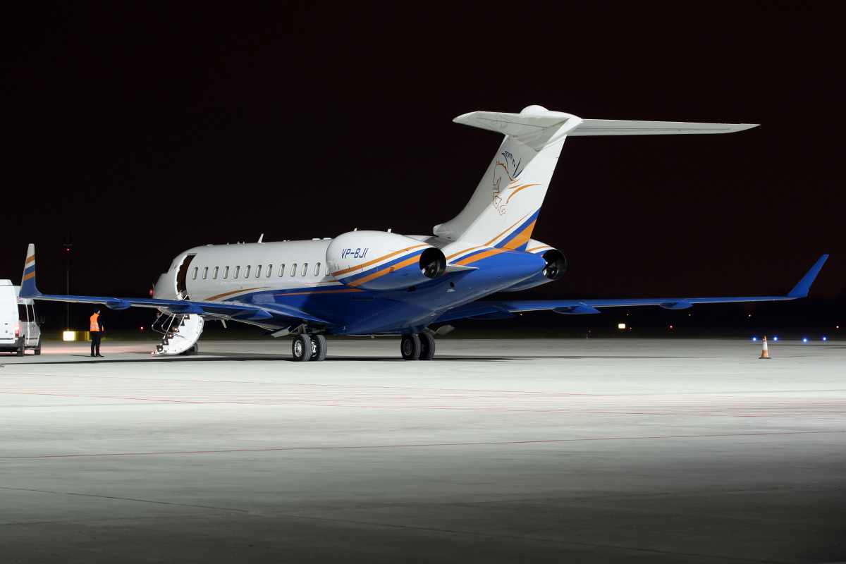 XRS, VP-BJI, prywatny (Samoloty » Spotting na EPWA » Bombardier BD-700 Global Express)