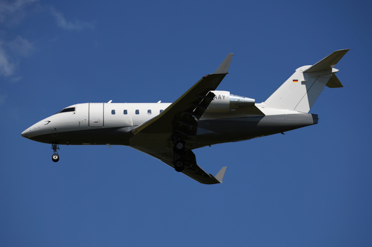 D-AAAY, Air Independence (Aircraft » EPWA Spotting » Bombardier CL-600 Challenger 60x » Challenger 604)