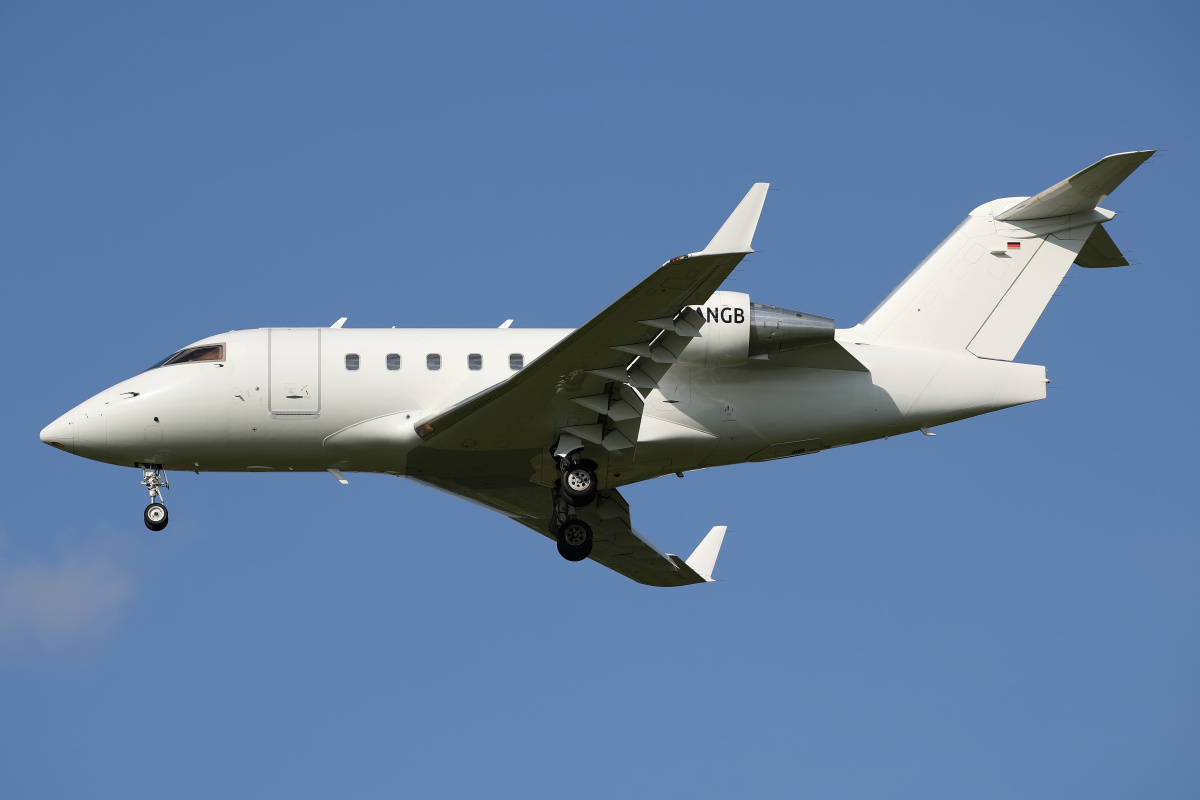 D-ANGB, MHS Aviation (Aircraft » EPWA Spotting » Bombardier CL-600 Challenger 60x » Challenger 604)