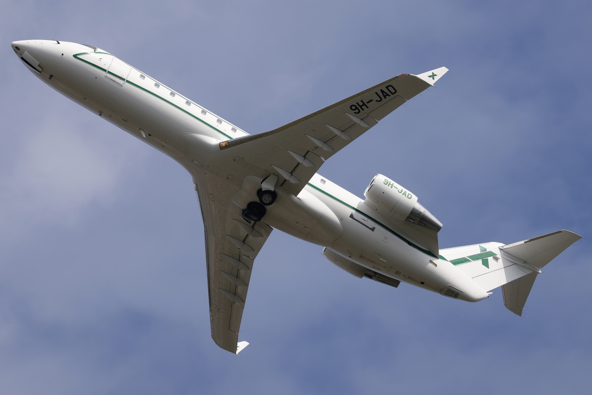 Challenger 850, 9H-JAD, AirX (Aircraft » EPWA Spotting » Bombardier CL-600 Regional Jet » CRJ-200)