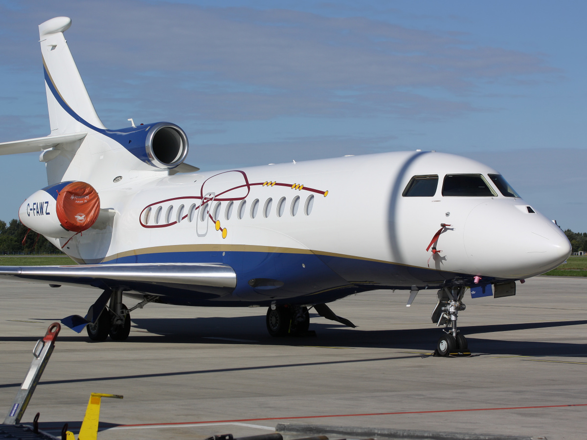 C-FAWZ, Execaire (Aircraft » EPWA Spotting » Dassault Falcon 7X)