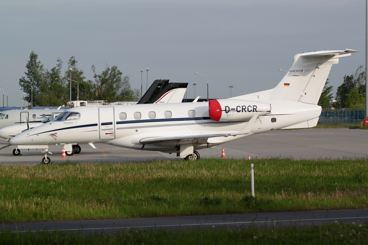 D-CRCR, RH Flugdienst (Aircraft » EPWA Spotting » Embraer EMB-505 Phenom 300)