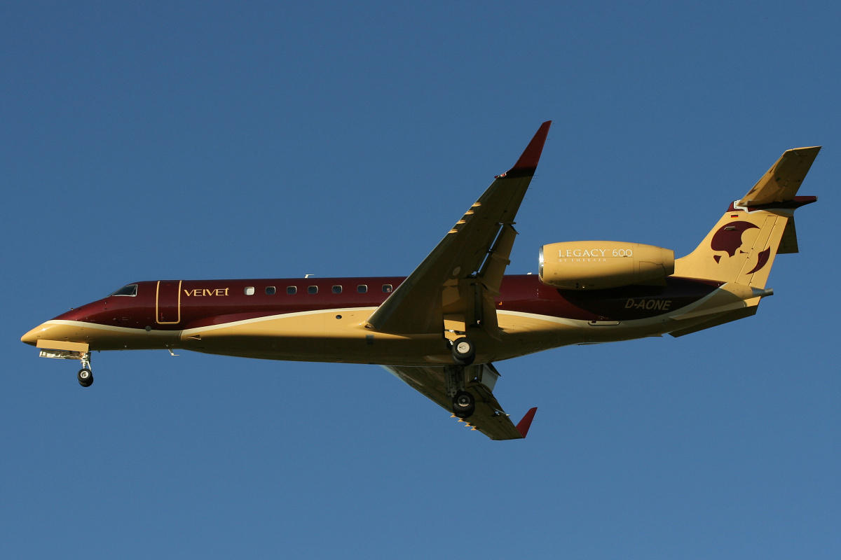 D-AONE, Velvet (Cirrus Aviation) (Samoloty » Spotting na EPWA » Embraer ERJ-135BJ Legacy 600)