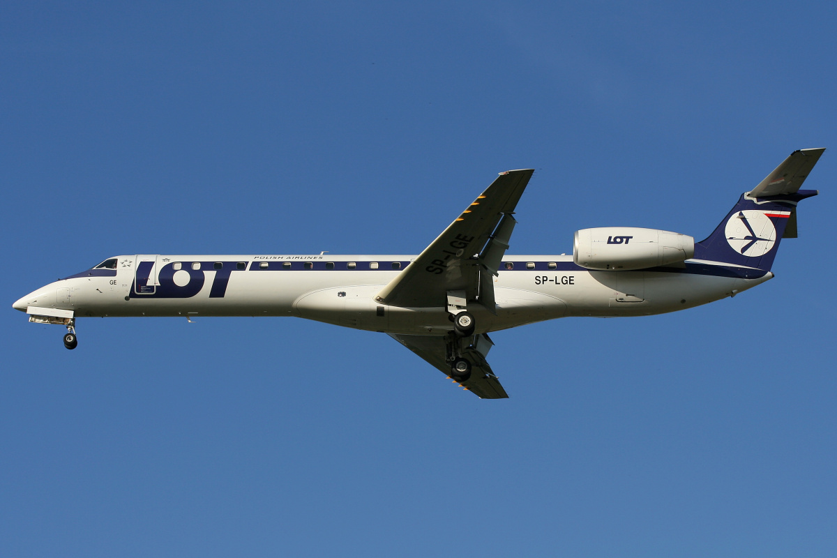 SP-LGE (Aircraft » EPWA Spotting » Embraer ERJ-145 » LOT Polish Airlines)