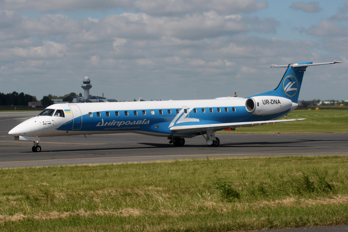 UR-DNA, Dniproavia (Aircraft » EPWA Spotting » Embraer ERJ-145)