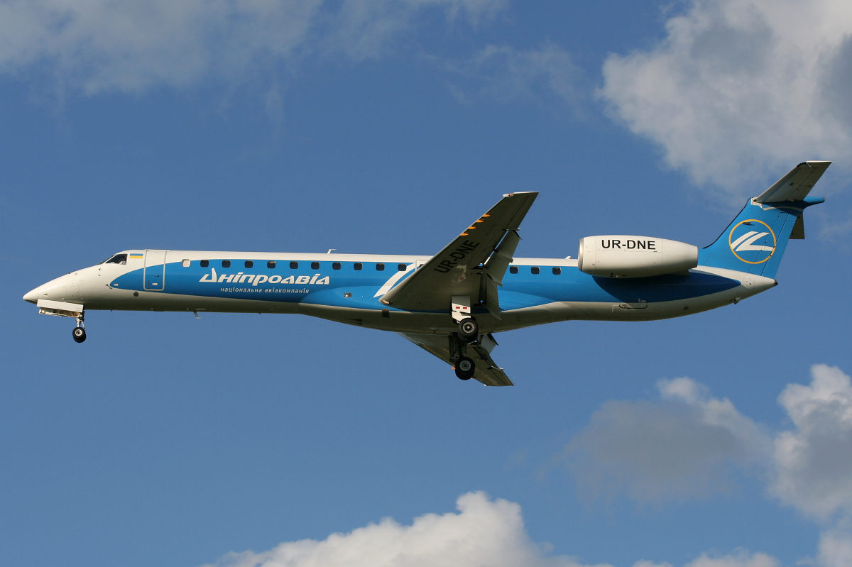 UR-DNE, Dniproavia (Aircraft » EPWA Spotting » Embraer ERJ-145)