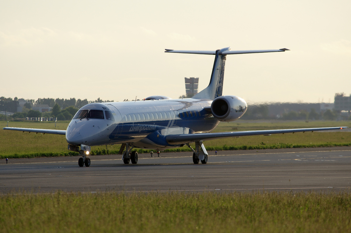 UR-DNG, Dniproavia (Samoloty » Spotting na EPWA » Embraer ERJ-145)