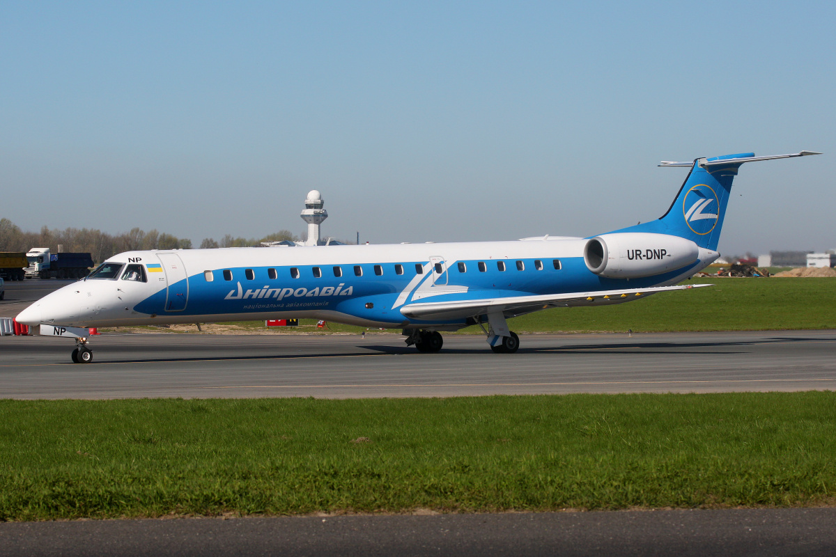 UR-DNP, Dniproavia (Samoloty » Spotting na EPWA » Embraer ERJ-145)