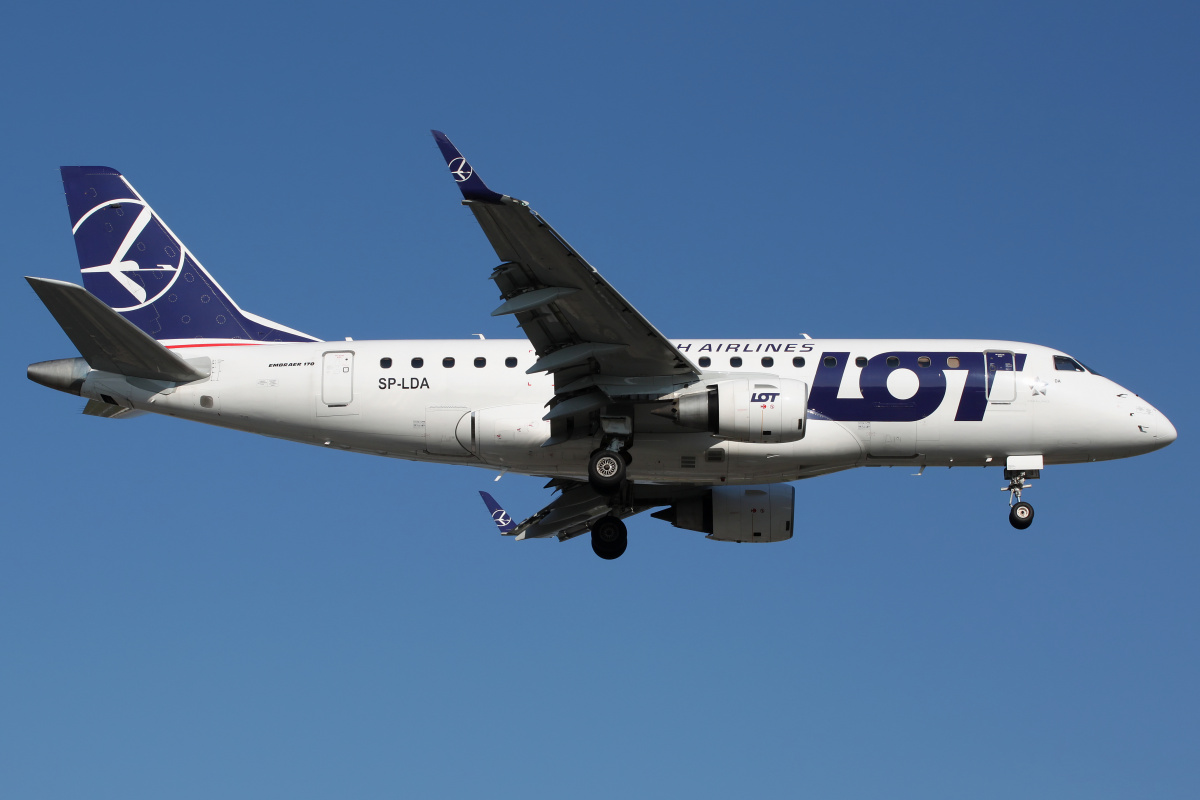 SP-LDA (new livery) (Aircraft » EPWA Spotting » Embraer E170 (ERJ-170-100) » LOT Polish Airlines)