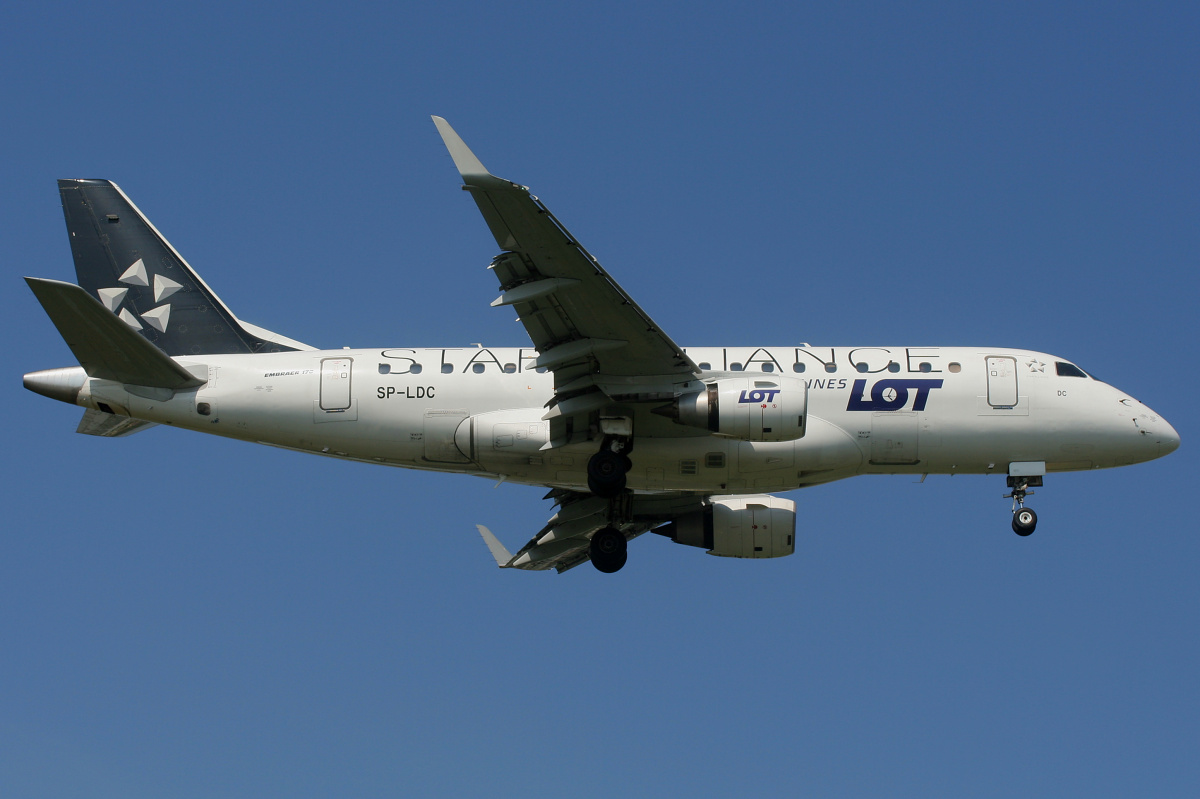 SP-LDC (Star Alliance livery) (Aircraft » EPWA Spotting » Embraer E170 (ERJ-170-100) » LOT Polish Airlines)