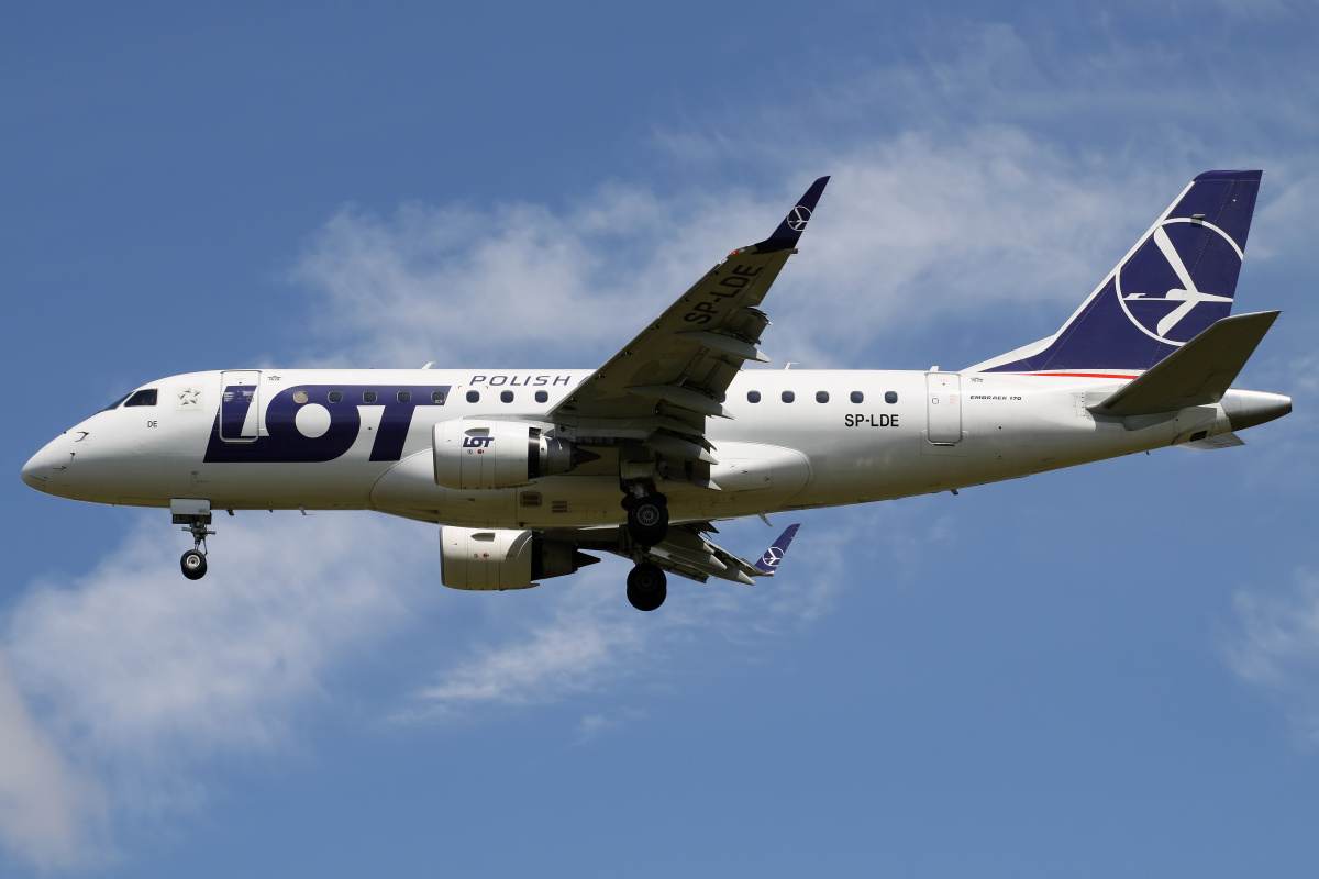 SP-LDE (new livery) (Aircraft » EPWA Spotting » Embraer E170 (ERJ-170-100) » LOT Polish Airlines)