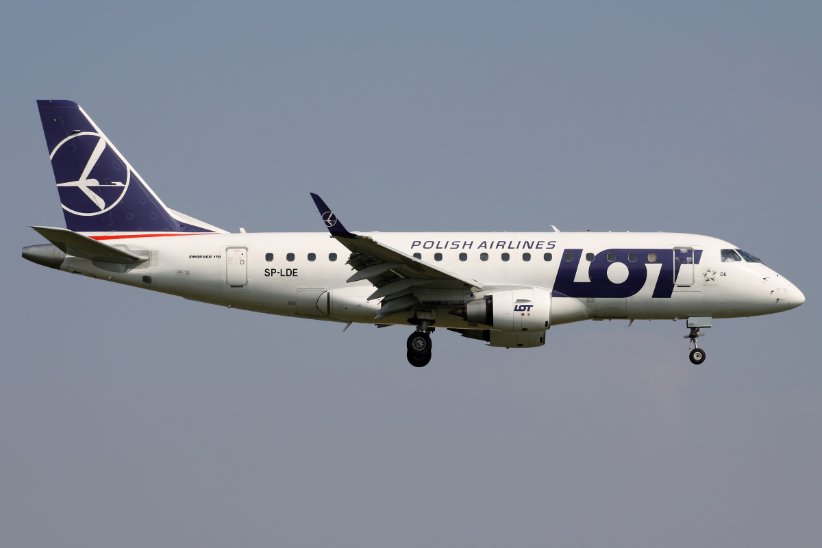 SP-LDE (new livery) (Aircraft » EPWA Spotting » Embraer E170 » LOT Polish Airlines)