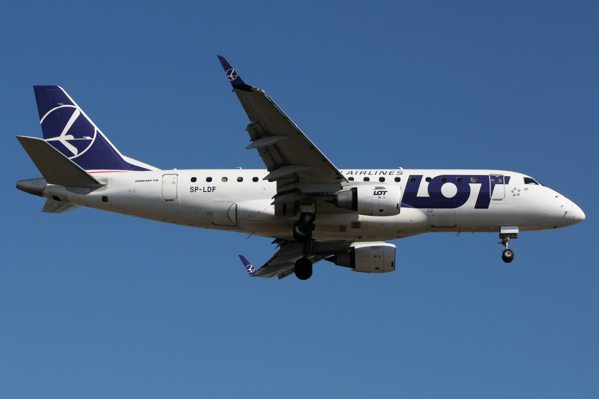 SP-LDF (new livery) (Aircraft » EPWA Spotting » Embraer E170 (ERJ-170-100) » LOT Polish Airlines)