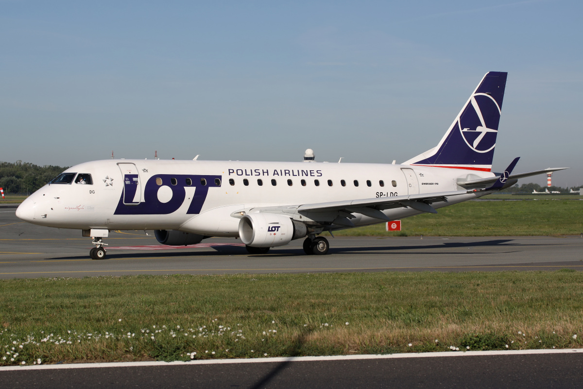 SP-LDG ("Niepodległa" sticker) (Aircraft » EPWA Spotting » Embraer E170 (ERJ-170-100) » LOT Polish Airlines)