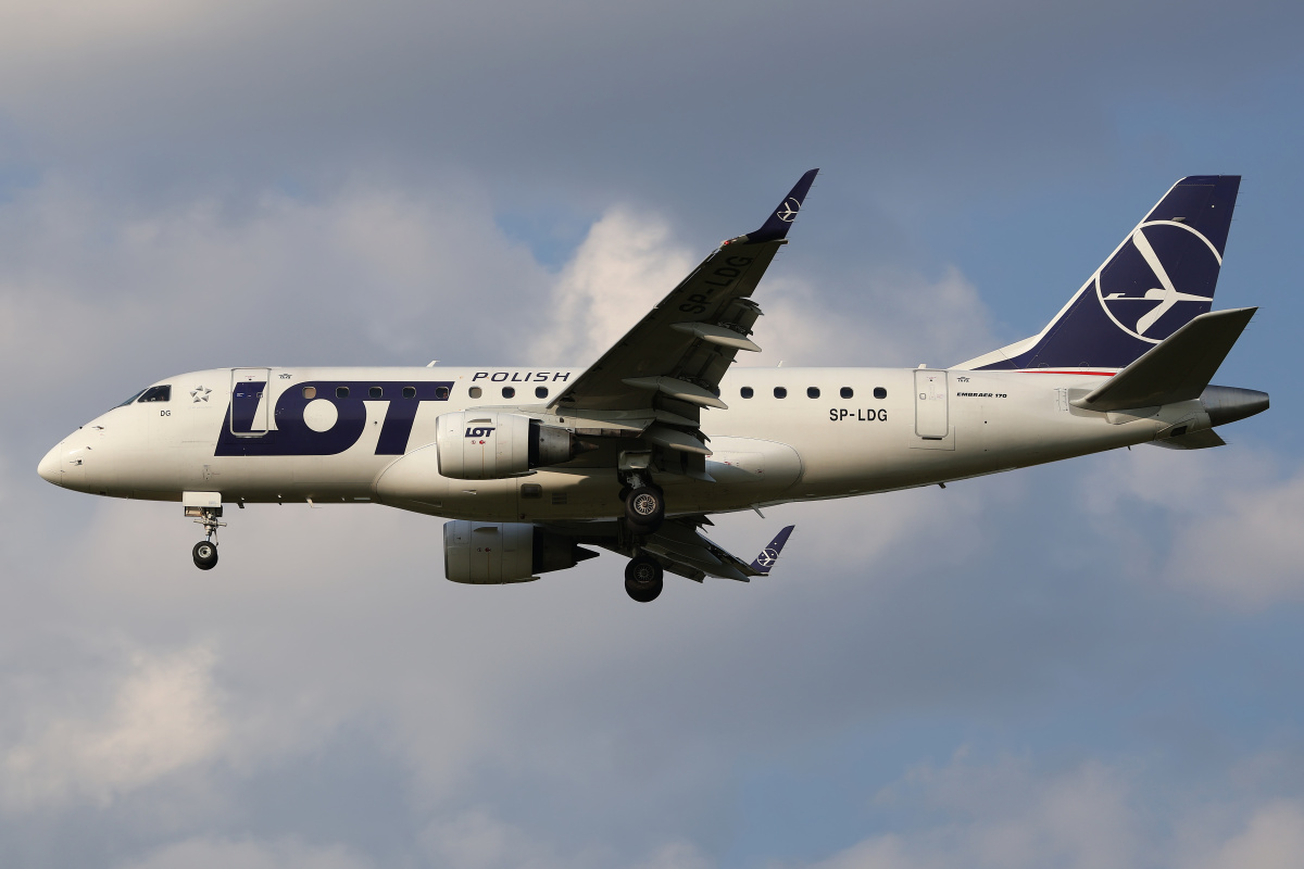 SP-LDG (new livery) (Aircraft » EPWA Spotting » Embraer E170 (ERJ-170-100) » LOT Polish Airlines)