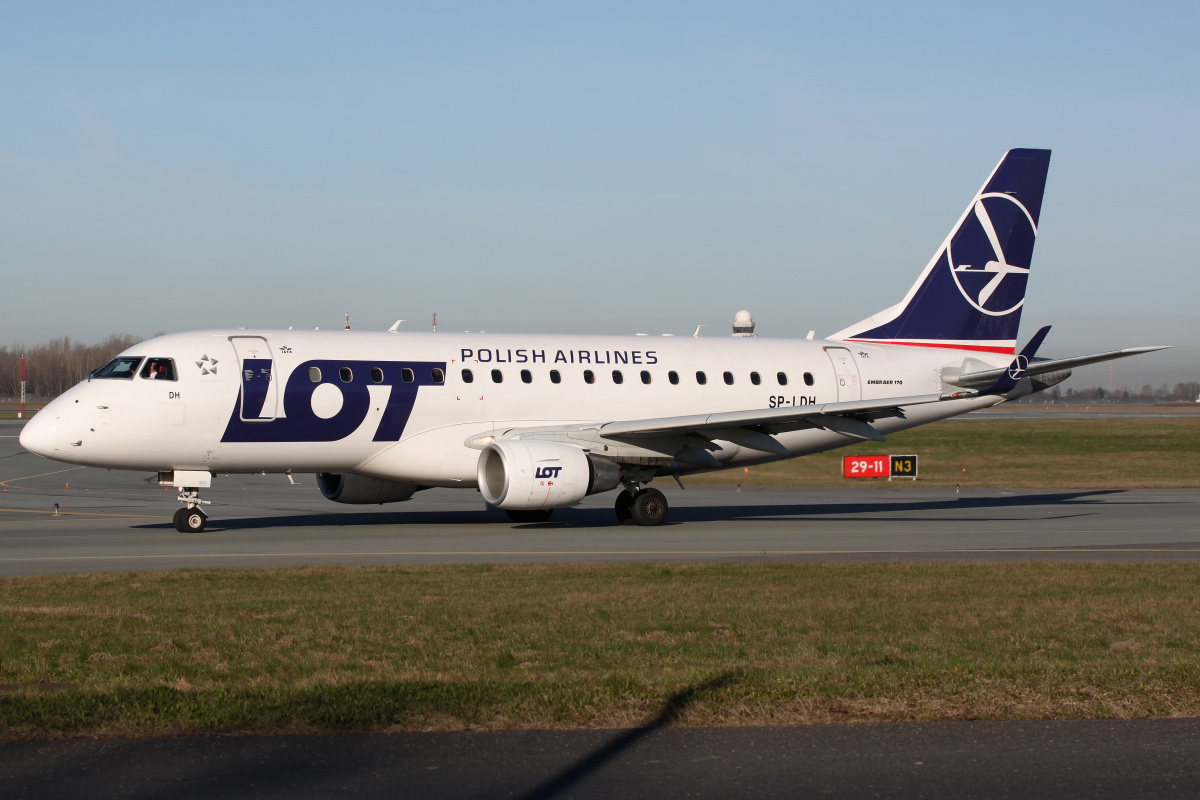 SP-LDH (new livery) (Aircraft » EPWA Spotting » Embraer E170 (ERJ-170-100) » LOT Polish Airlines)