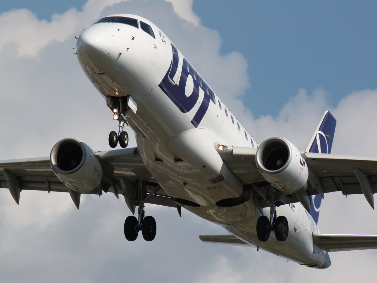 SP-LDH (new livery) (Aircraft » EPWA Spotting » Embraer E170 » LOT Polish Airlines)