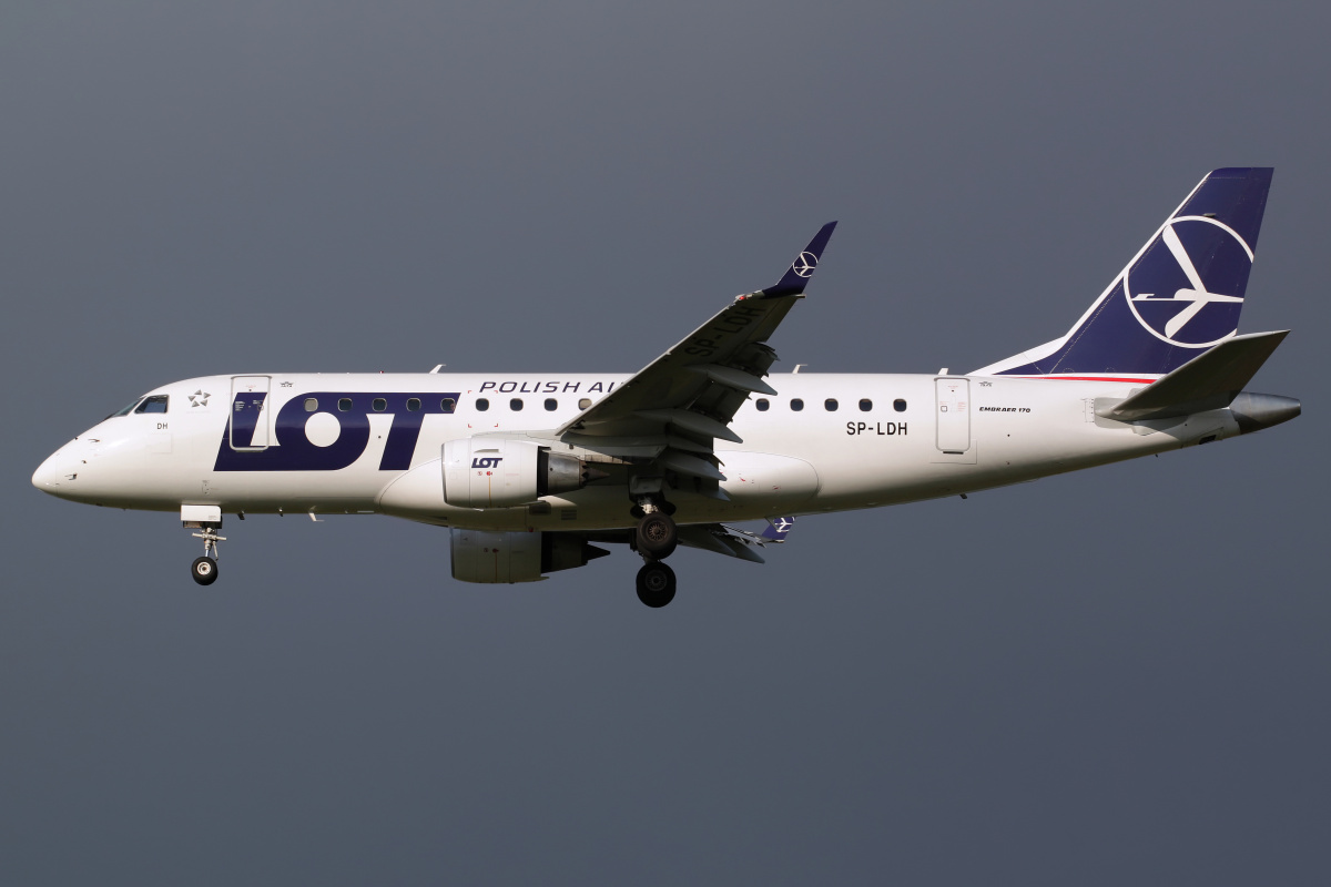 SP-LDH (new livery) (Aircraft » EPWA Spotting » Embraer E170 (ERJ-170-100) » LOT Polish Airlines)