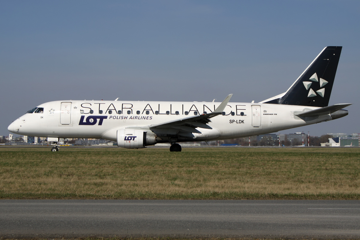 SP-LDK (Star Alliance livery) (Aircraft » EPWA Spotting » Embraer E170 » LOT Polish Airlines)