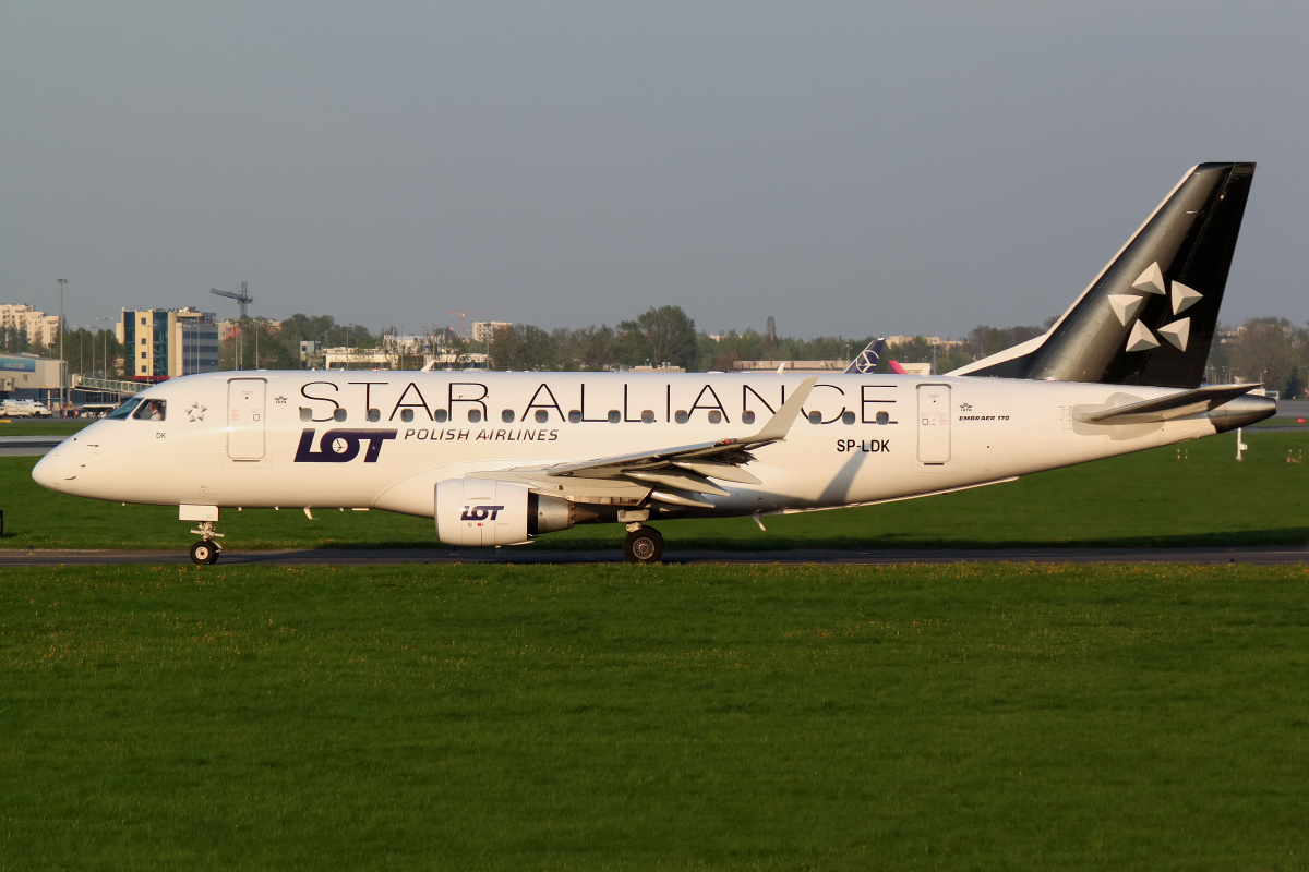 SP-LDK (Star Alliance livery) (Aircraft » EPWA Spotting » Embraer E170 (ERJ-170-100) » LOT Polish Airlines)