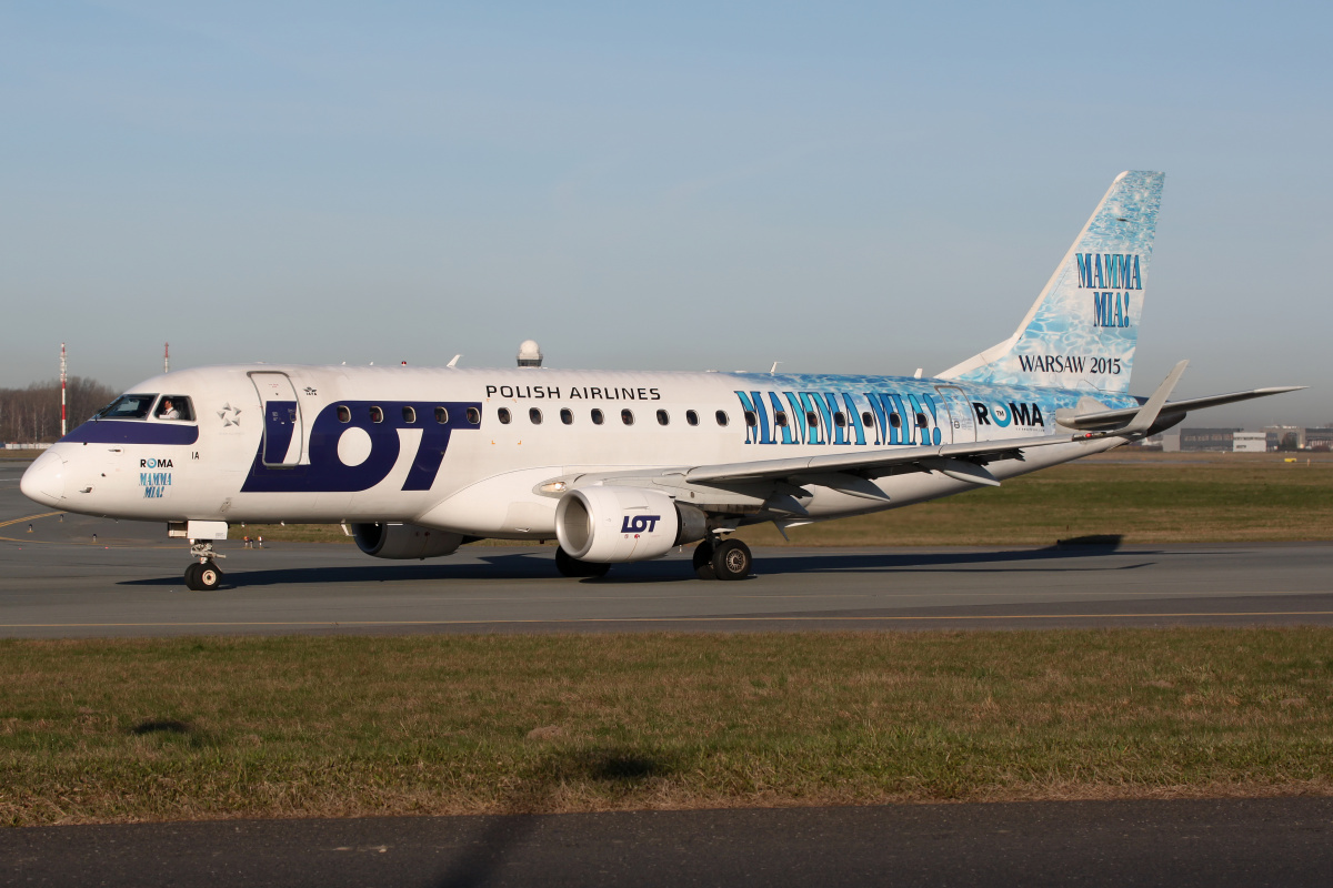 SP-LIA ("Mamma Mia 2015" wrap) (Aircraft » EPWA Spotting » Embraer E175 (ERJ-170-200) » LOT Polish Airlines)