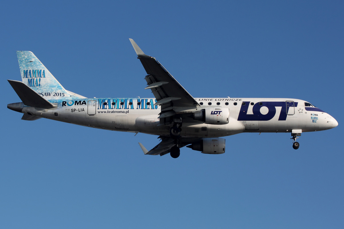 SP-LIA ("Mamma Mia 2015" wrap) (Aircraft » EPWA Spotting » Embraer E175 (ERJ-170-200) » LOT Polish Airlines)