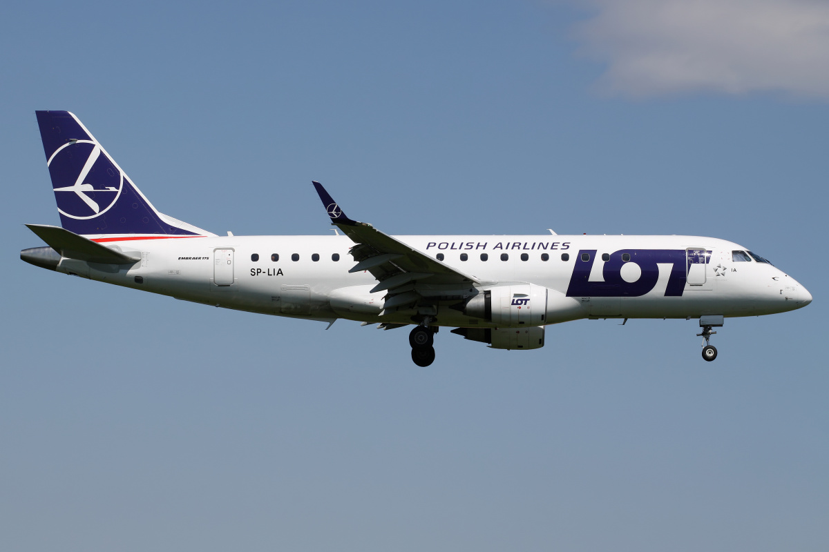 SP-LIA (new livery) (Aircraft » EPWA Spotting » Embraer E175 (ERJ-170-200) » LOT Polish Airlines)