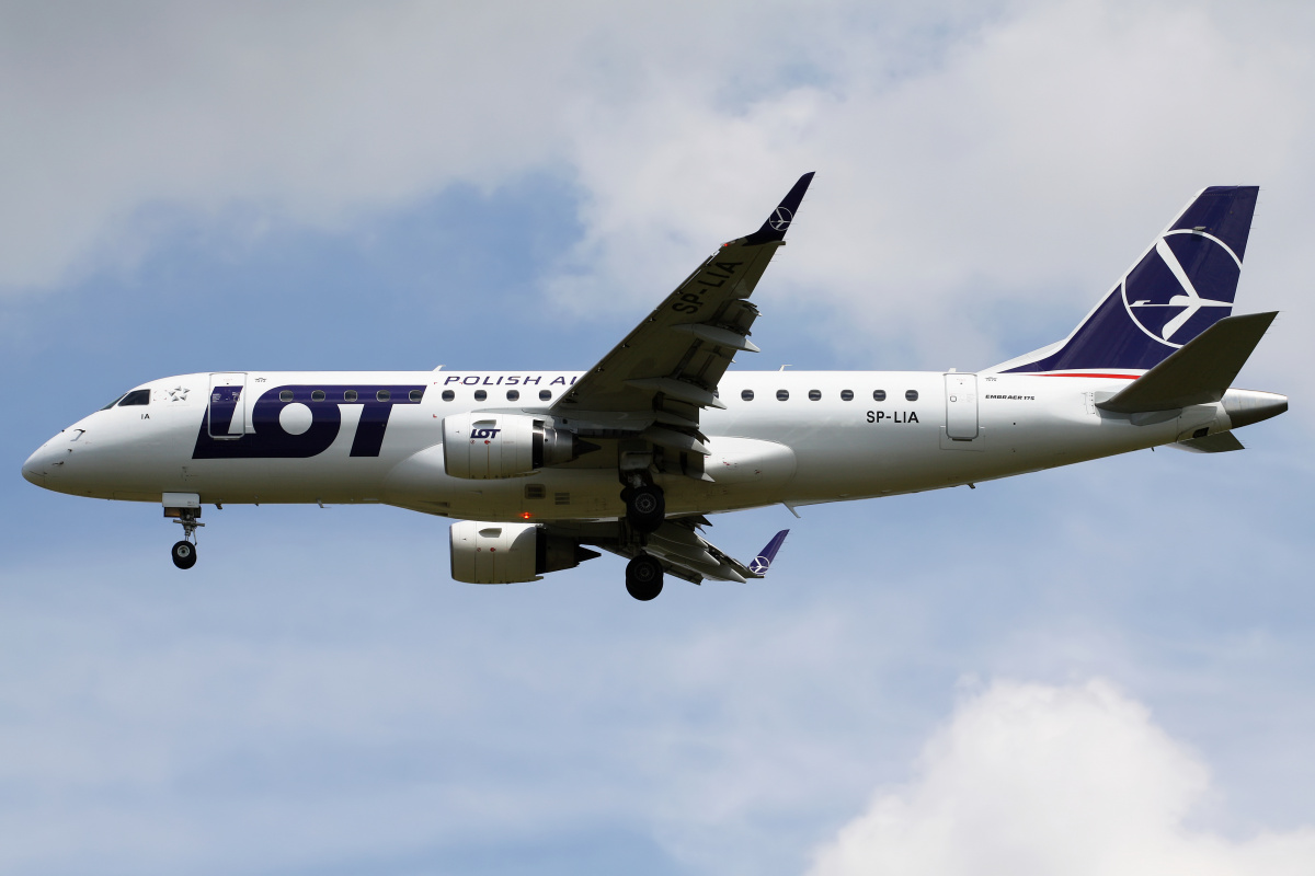 SP-LIA (new livery) (Aircraft » EPWA Spotting » Embraer E175 » LOT Polish Airlines)